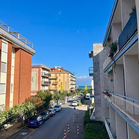 Appartamento A 100 Mt Dalla Spiaggia Диано-Марина Экстерьер фото